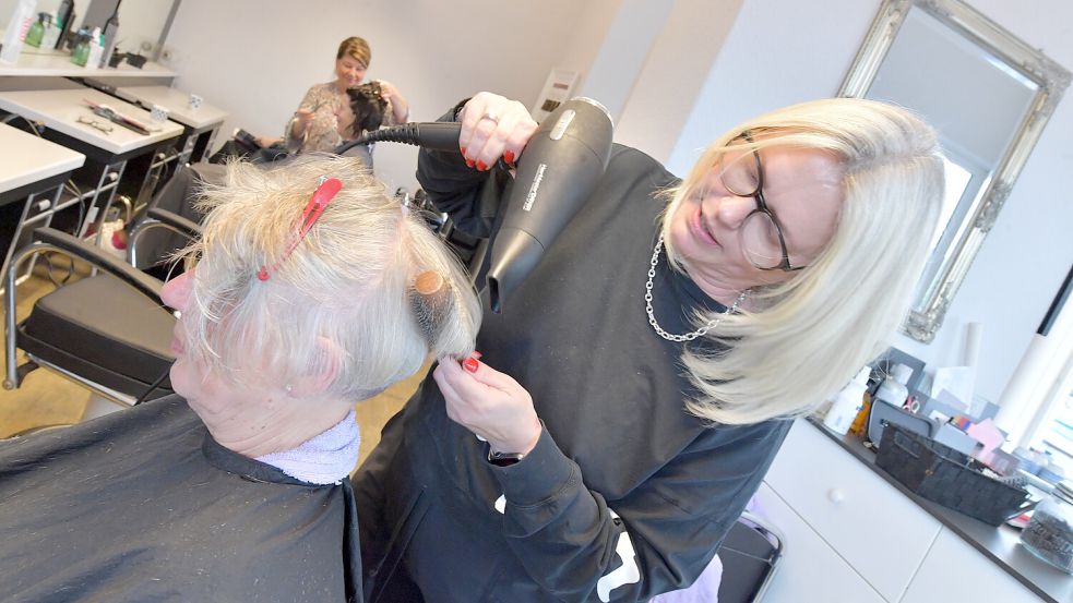 Arbeiten aktuell nur noch zu zweit im Salon „Haarig“: Doris Frericks und Dini Markus (hinten). Foto: Ortgies