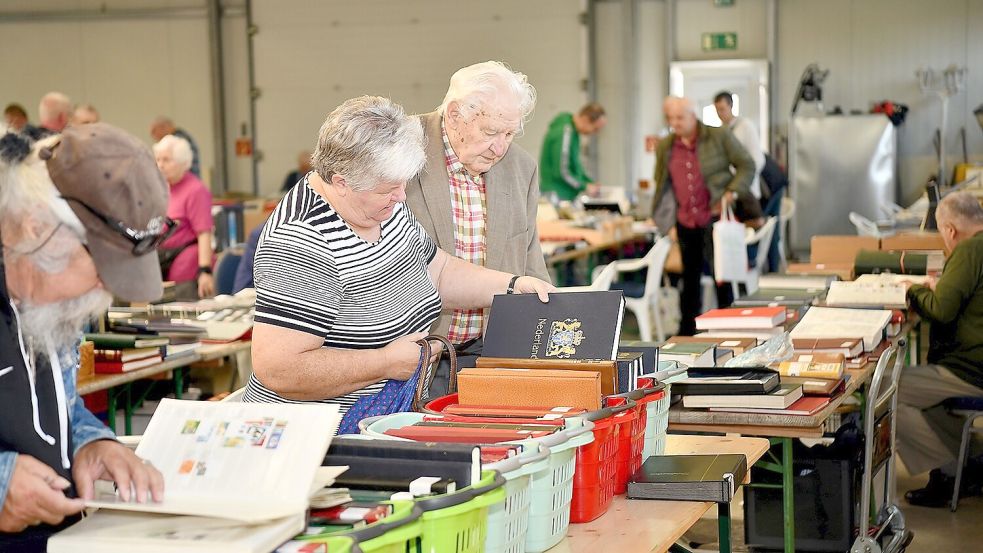 Briefmarkensammler hatten in Hesel die Gelegenheit, nach fehlenden Marken zu stöbern. Foto: Stromann