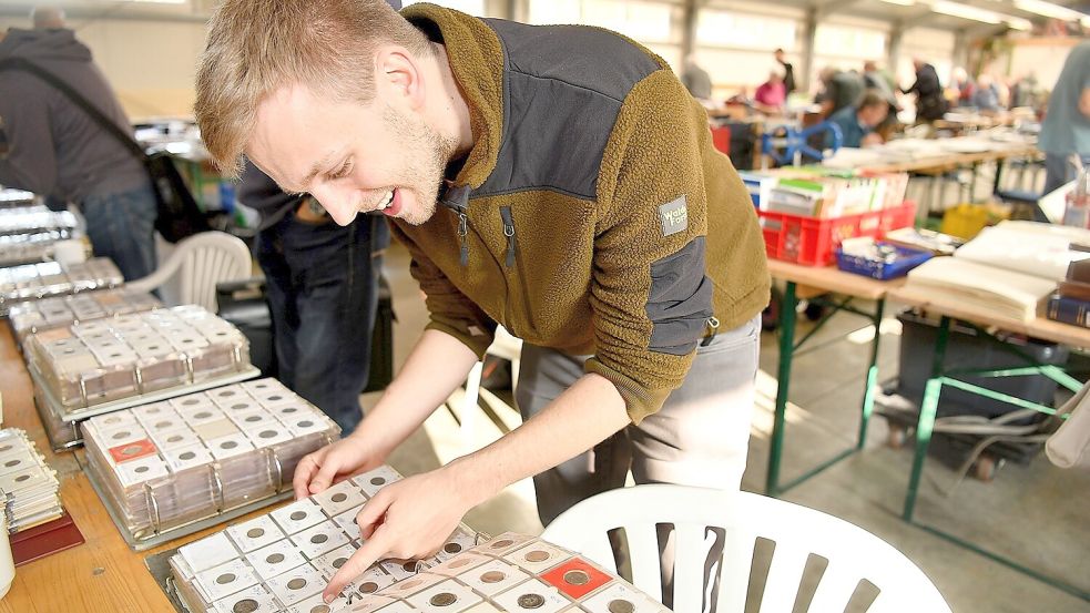 Nicht für Briefmarken, aber für Münzen ließ sich Hauke Plenter begeistern. Er war deutlich jünger als die anderen Sammler. Foto: Stromann
