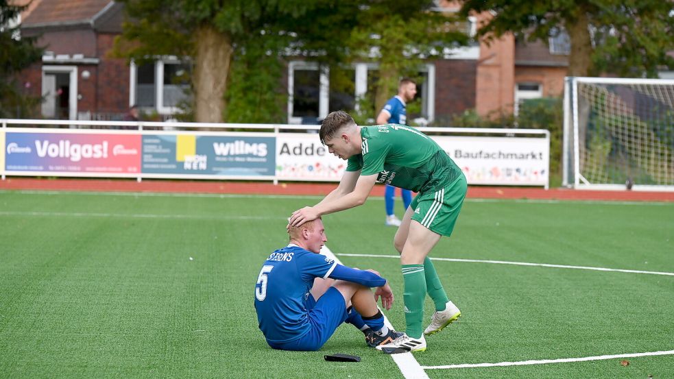 Nach der 1:10-Pleite gab es für manchen TuS-Spieler (links Norbert Köneke) sogar Trost vom Gegner. Foto: Steenhoff