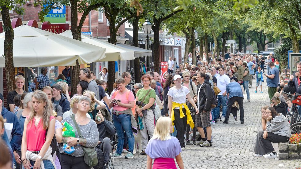 Hunderte Fans zog es zur Autogrammstunde mit Otto Waalkes am 28. Juli in Emden. Am Ottifanten-Geburtstag dürfte die Stadt ebenfalls voll werden. Foto: Ortgies/Archiv