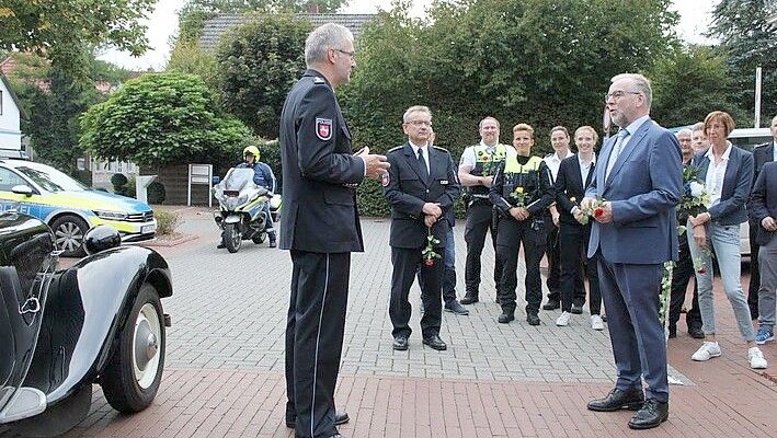 Polizeipräsident Johann Kühme (vorne rechts) begrüßte Ludger Elsen an dessen letztem Tag im Dienst vor dem Kommissariat in Westerstede. Foto: Polizei