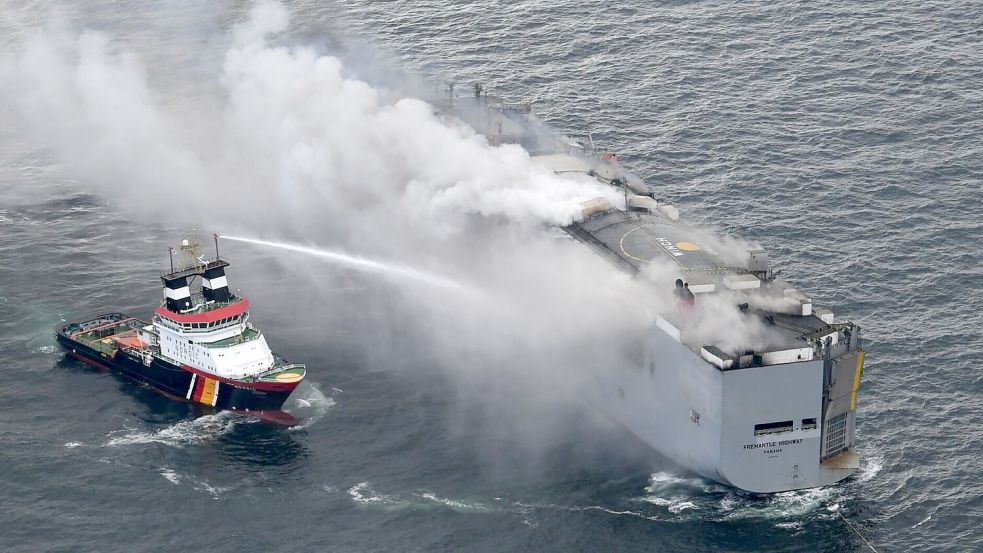Von Schiffen aus wird die Außenhülle des brennenden Frachters „Fremantle Highway“ mit Löschmittel gekühlt. Foto: Küstenwache
