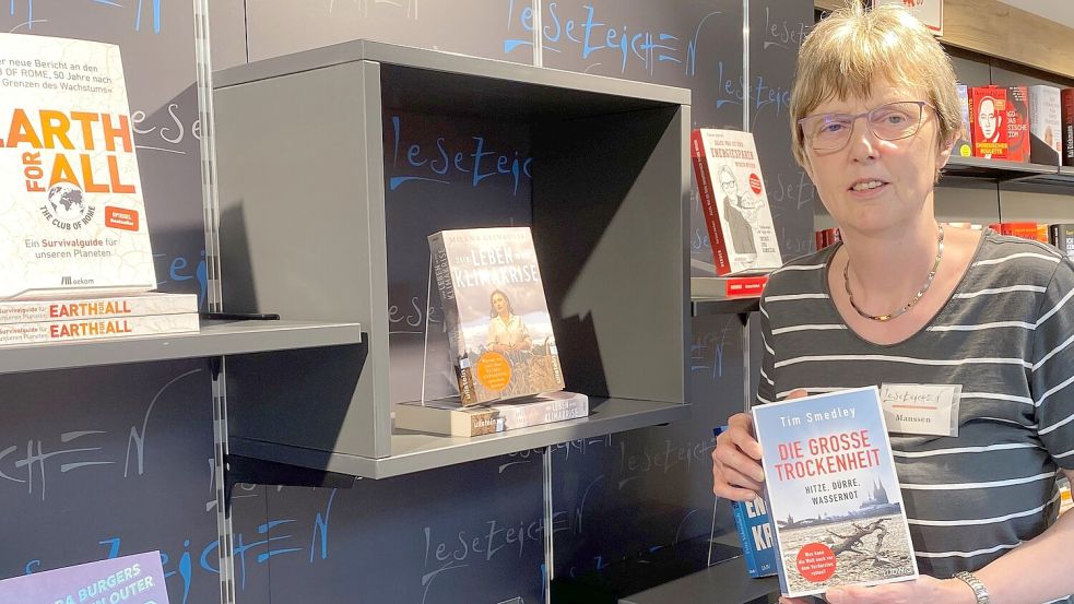 Gertrud Manssen ist Mitarbeiterin bei Lesezeichen in Emden. „Die große Trockenheit“ ist ihre Leseempfehlung. Foto: Harms