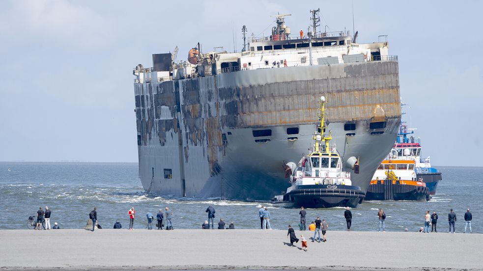 Der Autofrachter „Fremantle Highway“ wurde von zwei Schiffen geschleppt. Foto: Dejong/AP/DPA