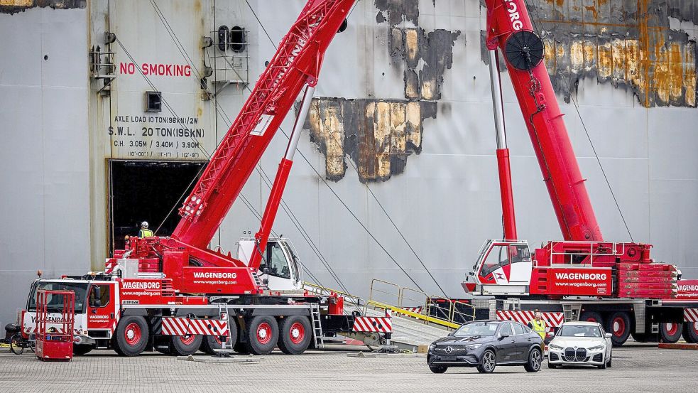 Am Wochenende rollen die ersten Autos in Eemshaven von Bord der „Fremantle Highway“. Auf dem Schiff waren sie bereits gewaschen worden. Foto: ANP/Imago Images