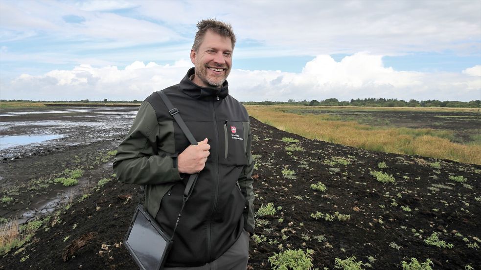 Unterwegs im Hochmoor: Michael Diekamp ist seit gut einem Jahr Leiter der Staatlichen Moorverwaltung Weser-Ems in Meppen. Foto: Böning