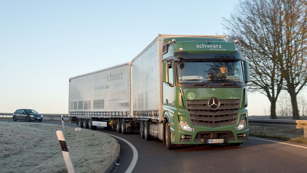 Um einen Lang-LKW fahren zu können, brauchen die Fahrer mindestens fünf Jahre Erfahrung. Symbolbild: dpa