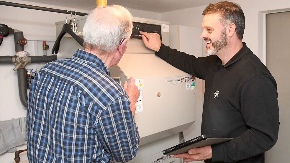 Johann Müller ist ein Fuchs, was die Bedienung seiner Öl-Heizung betrifft. Thomas Huhne stellte aufgrund des Heizungsalters dennoch Energiespar-Potenzial fest. Foto: Ellinger