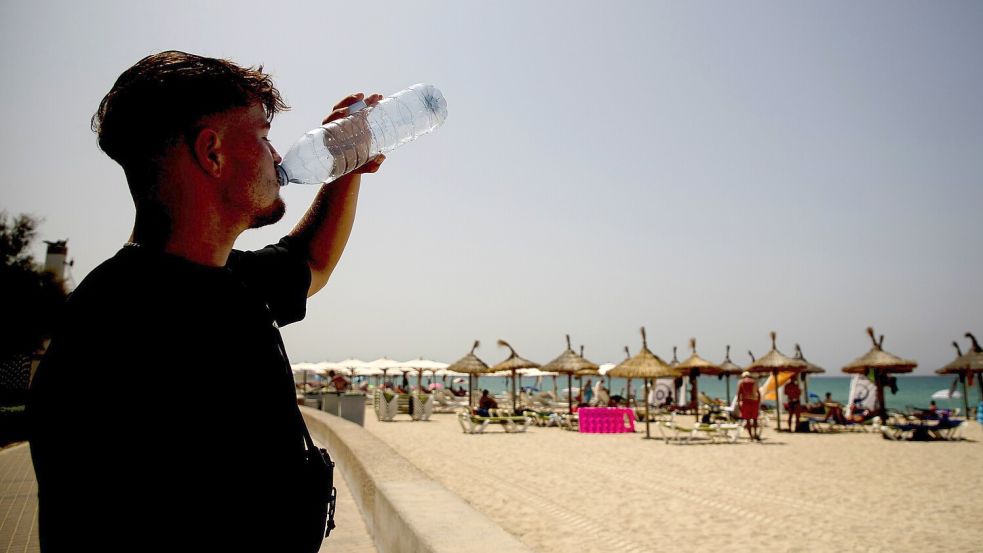 Auch in Spanien liegen die Temperaturen bei über 40 Grad. Viel Trinken ist bei der Hitze wichtig. Foto: Margais/dpa