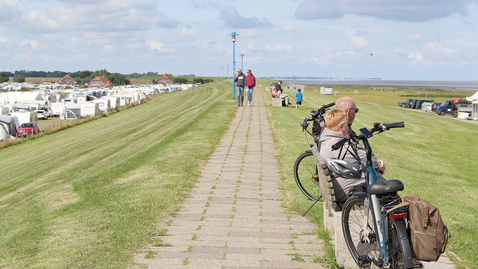 Der Blick über den Deich in Neuharlingersiel. Foto: Oltmanns