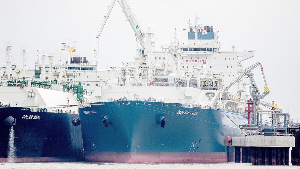 Das LNG-Tankschiff „Golar Seal“ (links) liegt neben dem Spezialschiff „Hoegh Esperanza“ am Anleger im Jadebusen. Die „Hoegh Esperanza“ wird als schwimmender LNG-Anleger genutzt. Foto: Dittrich/dpa