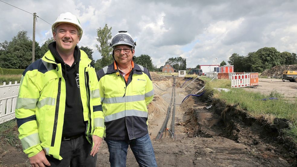 Christoph Gottmann (links), Tennet-Bauleiter der Landtrasse, und Baukoordinator Jürgen Meichsner vor einem Kabelgraben, der an dieser Stelle zu einer Muffengrube ausgebaggert wurde. Hier treffen sich zwei Kabelenden. Foto: Böning