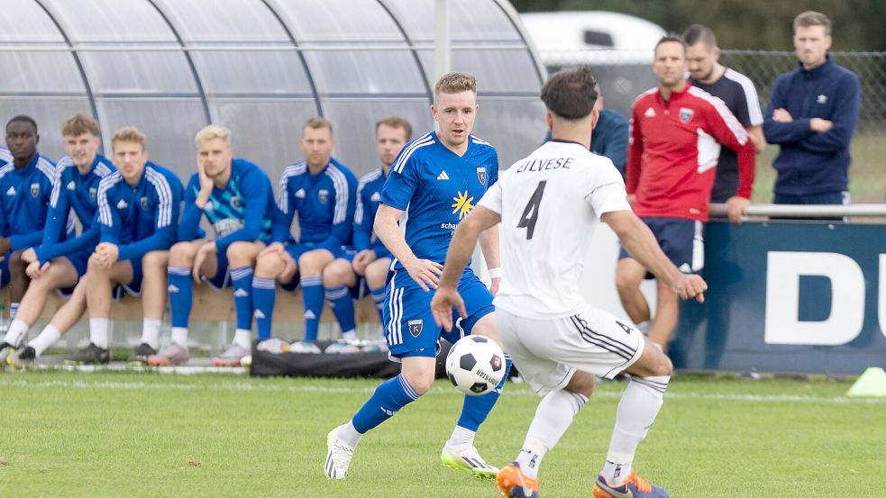 Tobias Steffen (am Ball) und seine Emder Teamkollegen hatten in Eilvese nahezu alles im Griff. Fotos: Doden