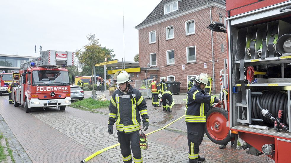 Die Leeraner Feuerwehren waren mit elf Fahrzeugen an der Friesenstraße im Einsatz. Foto: Wolters