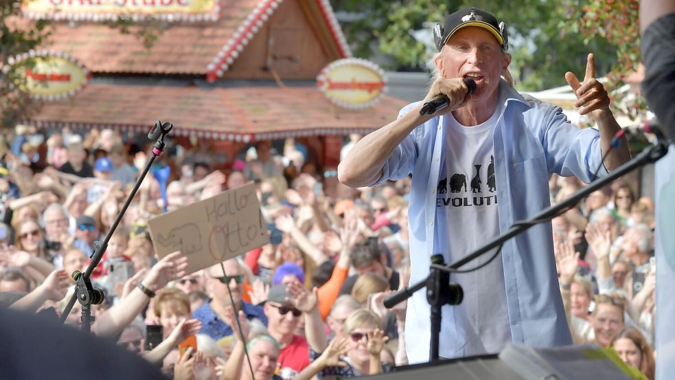 Holladihiti! Otto Waalkes feiert an diesem Montag den 50. Geburtstag seiner Ottifanten in Emden. Foto: Ortgies