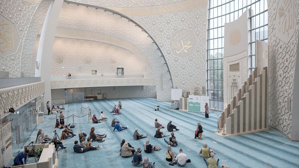 Besucher in der Kölner Ditib-Moschee am Tag der offenen Moschee. Foto: dpa/Eman Helal Mohamed Bedir