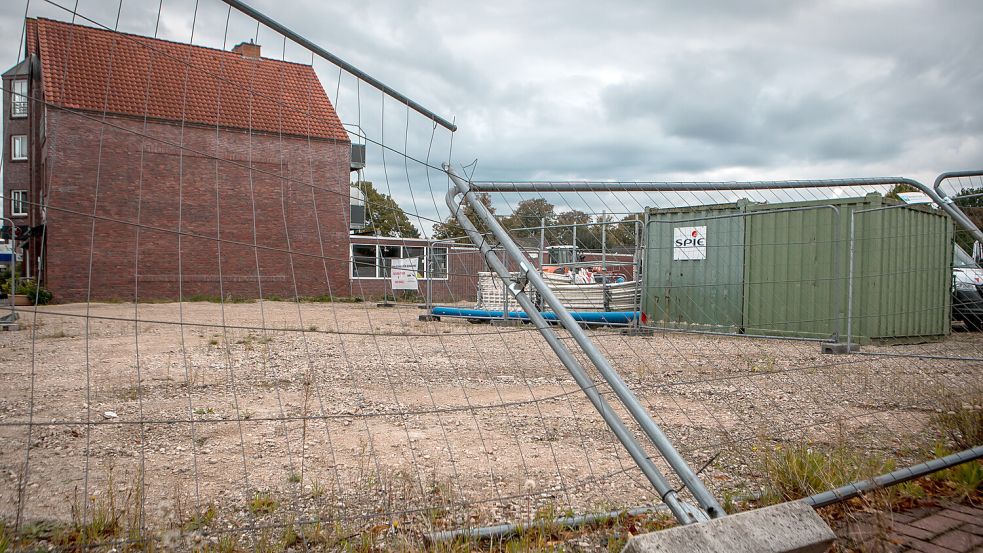 Seit Jahren liegt die einstige Fahnster-Fläche brach. Aktuell nutzt das Bauunternehmen Spie Teile davon als Zwischenlager für anstehende Wasserleitungs-Bauarbeiten an der Hauptstraße in Wiesmoor. Ein Teil wird als Parkplatz für ein Restaurant und ein Nagelstudio genutzt. Foto: Cordsen