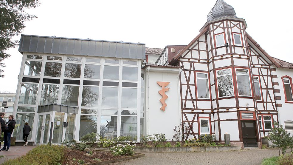 Hier sollten längst Flüchtlinge wohnen: eine alte Kurklinik in Bad Sachsa, Niedersachsen. Aber die Lage im Kurort könnte zum Problem werden. Foto: Stefan Rampfel/dpa