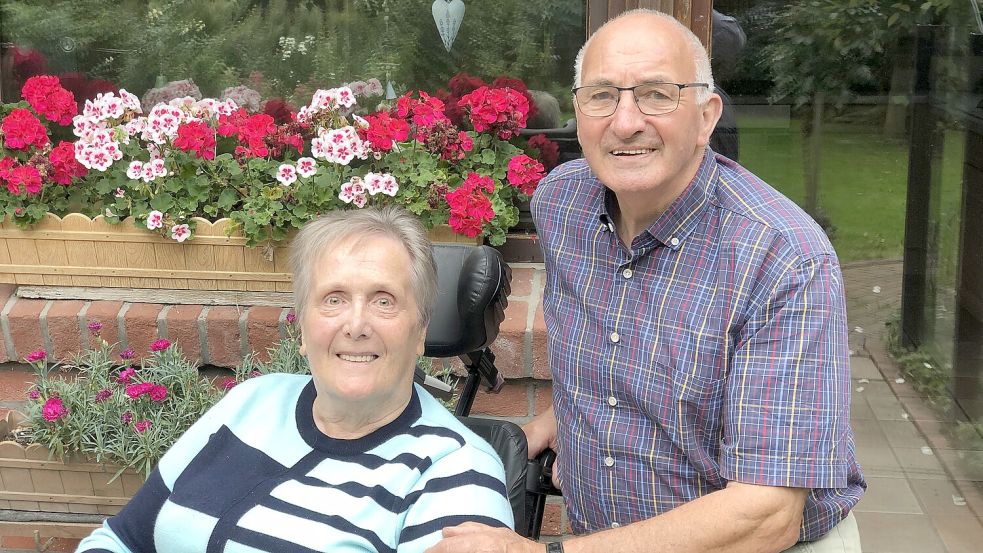 Sie sind seit 60 Jahren glücklich vereint: Elke und Hinrich Odinga im Garten ihres Hauses bei Wybelsum. Foto: H. Müller