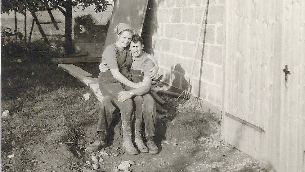 Ein glückliches Paar: Hinrich und Elke Odinga nach der Heuernte im Sommer 1962. Foto: Privat