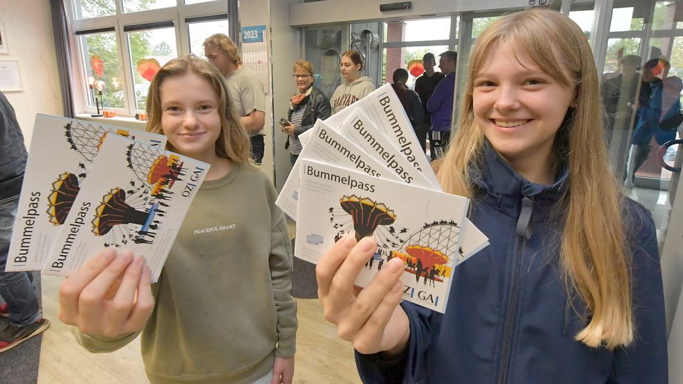 Die Freundinnen Emilia (von links) und Amke aus Leer konnten im Verlagshaus Bummelpässe für den Gallimarkt ergattern. Foto: Ortgies