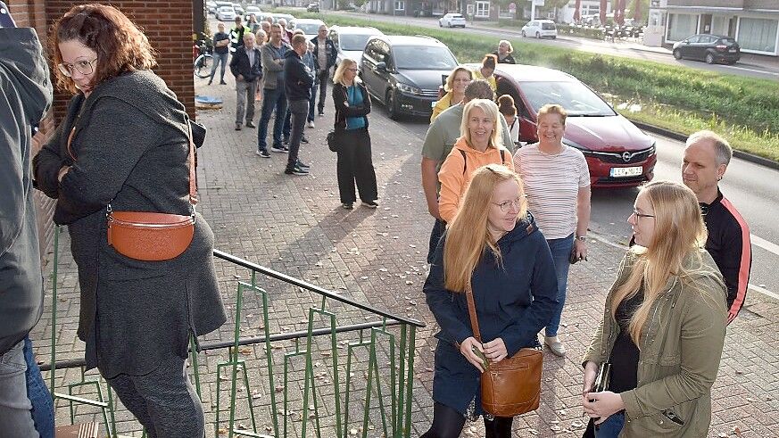 Vor der offiziellen Eröffnung des Bummelpassverkaufes hatte sich auch eine lange Schlange vor dem General-Anzeiger gebildet. Foto: Ammermann