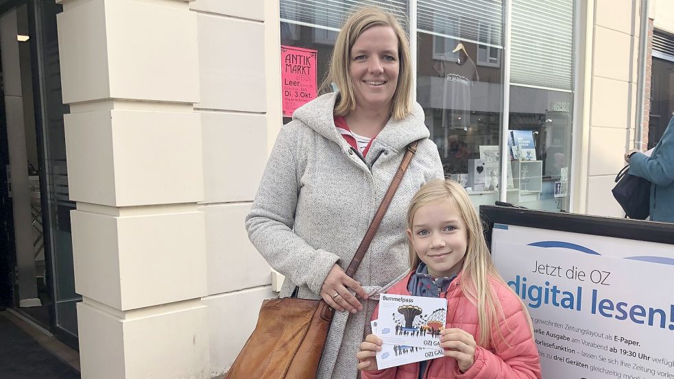 Lisa Hülsebus hat in Leer gleich vier Bummelpässe gekauft – unter Anderem für ihre Tochter Anna. Foto: Heinig