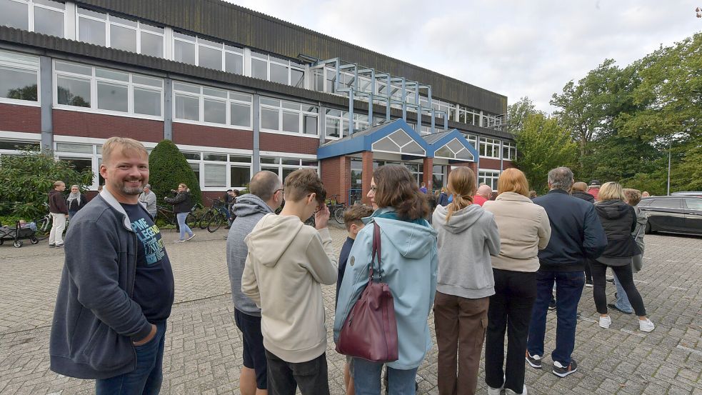 Vor dem Verlagshaus in Logabirum warteten viele Menschen, um einen Bummelpass zu ergattern. Foto: Ortgies