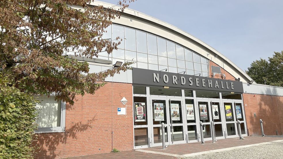 Die Nordseehalle: Bei einem Umbau zur Multifunktionshalle bekäme sie auch einen neuen Eingang. Foto: Schuurman