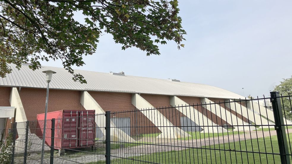 Sanierungsfall Nordseehalle: Das Dach sieht eigentlich gut aus, doch die darunter liegenden Binder halten bald nicht mehr Stand. Foto: Schuurman