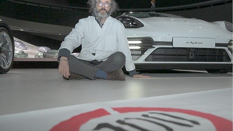 Giancarlo Grimalda wurde bekannt, als er in der Autostadt von VW in Wolfsburg vor Autos klebte. Jetzt droht dem Wissenschaftler nach eigener Aussage der Rauswurf bei seinem Arbeitgeber in Kiel. Foto: Isaac Perales