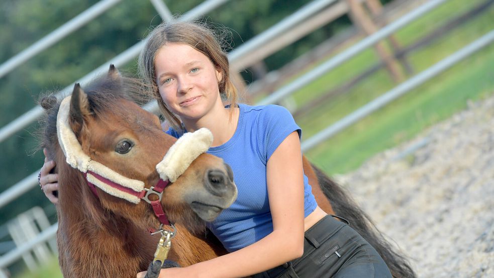 Ein Herz und eine Seele: Minishetty Rocky und die 13-jährige Stella. Foto: Ortgies