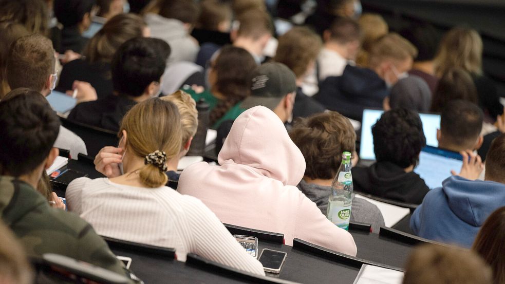 Studenten sitzen in einer Vorlesung in Hannover. In ganz Niedersachsen sind Wohnheimplätze für Studierende rar gesät. Foto: Stratenschulte/dpa