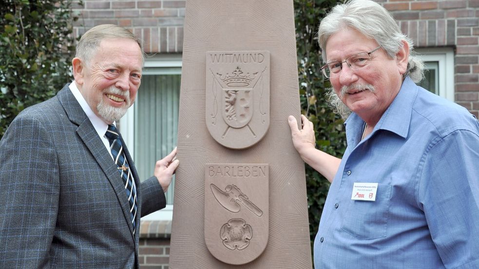 Günter Hille (links) und Franz-Ulrich Keindorff vor der Säule mit den Wappen der Stadt Wittmund und der Gemeinde Barleben. Foto: Ullrich