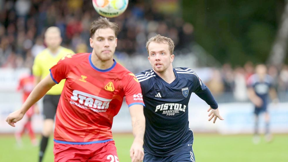 Sven Lameyer (rechts) und Kickers Emden kamen zu oft einen Schritt zu spät. Foto: Doden/Emden