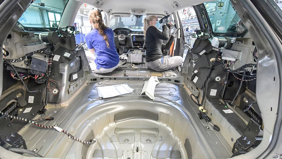 Kurzfristiger Produktionsstopp: Montage eines Arteon im Volkswagen-Werk Emden. Foto: Ortgies/Archiv