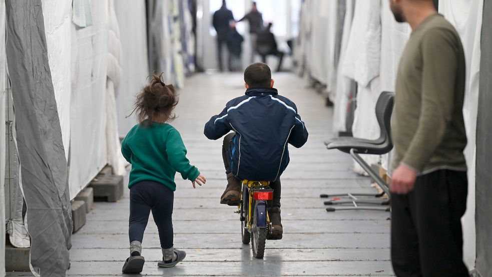 Dem Staat geht der Platz in Flüchtlingsunterkünften aus. Wo sollen Asylbewerber wohnen? Erste Zelte werden wieder aufgebaut. Foto: dpa