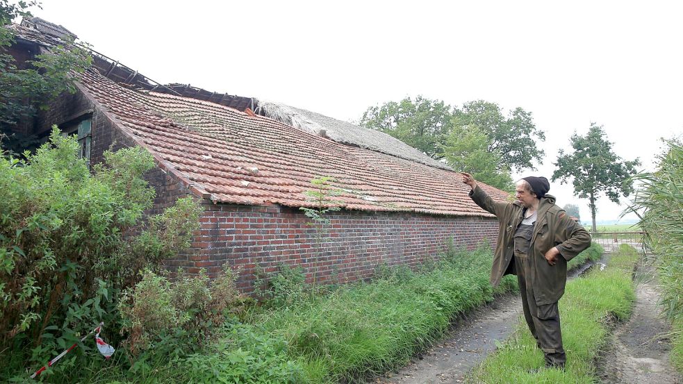 Die Hof-Ruine neben dem Stall von Johann Ockinga in Theene ist in Bewegung geraten. Foto: Böning