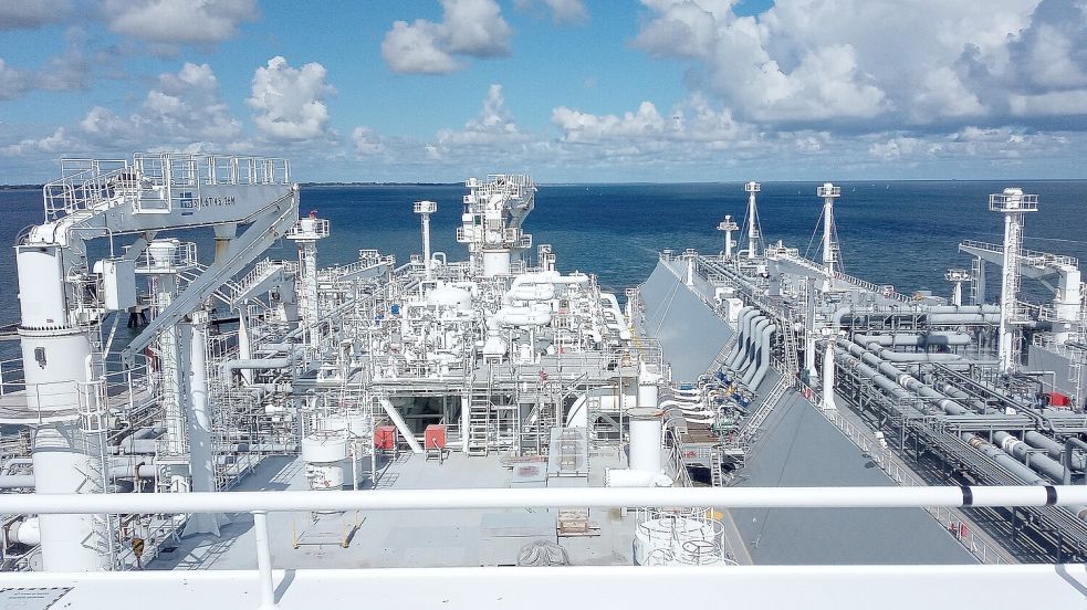 Blick von der Brücke der „Hoegh Esperanza“ auf die Anlagen an Bord. Rechts im Bild ist der LNG-Tanker „Attalos“ zu sehen, der gerade über mehrere Leitungen LNG rüberpumpt. Foto: Medienhaus Jade-Weser