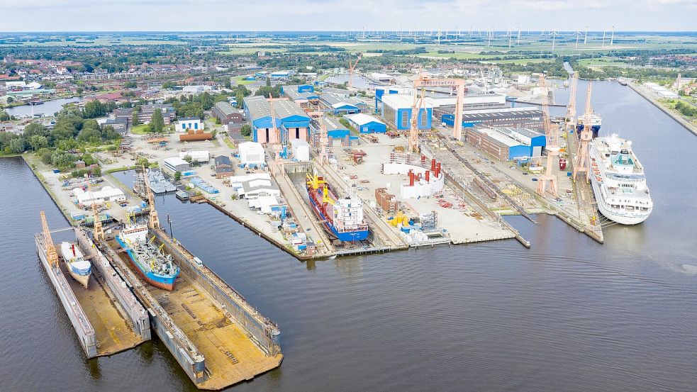 Die Emder Werft und Dock GmbH (EWD) ist eigentlich auf der Suche nach einem neuen Schwimmdock und hat kurzerhand dabei einen Werftstandort in Kiel übernommen. Auf dem Foto ist das Emder Gelände zu sehen. Foto: EWD