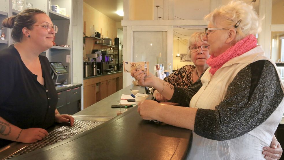 Matheo-Mitarbeiterin Annika Frese (links) im Gespräch mit Gudrun Kabbe (rechts) und deren Freundin Heidi Wienekamp. Beide sind traurig über das Ende des Restaurants. Foto: Böning
