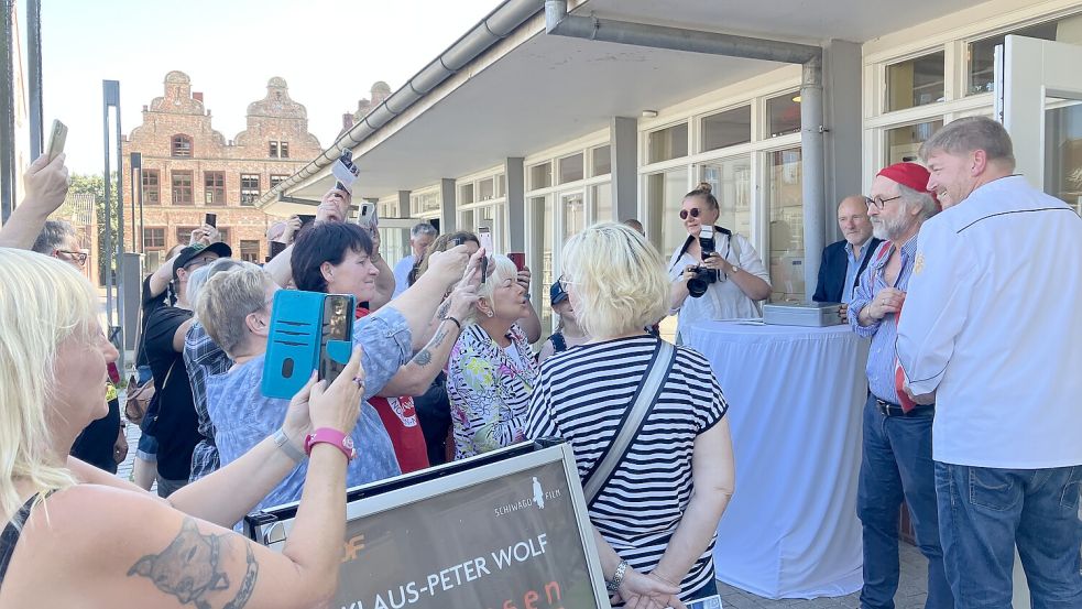 Großer Andrang herrscht bei der Eröffnung der Ausstellung. Foto: Rebecca Kresse