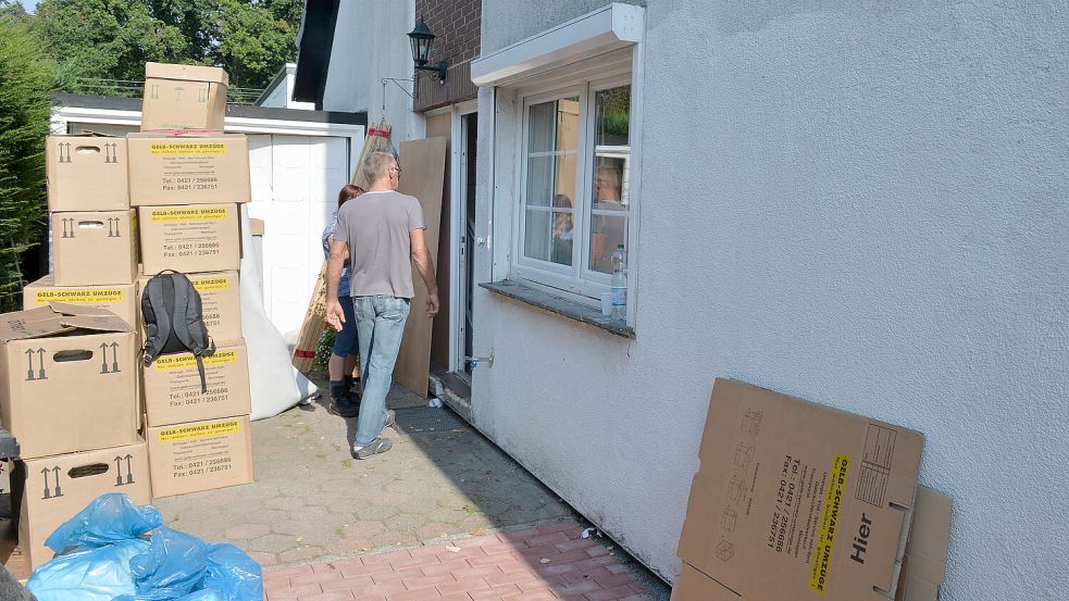 Eine junge Familie in Leer packt aktuell ihren Hausstand zusammen. Sie wird in eine andere Kommune im Landkreis Leer ziehen. Symbolbild: Jaspersen/dpa