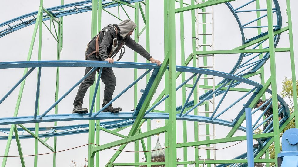 Mit Kletterausrüstung sind die Arbeiter auf dem „Alpen Coaster“ abgesichert. Fotos: Ortgies