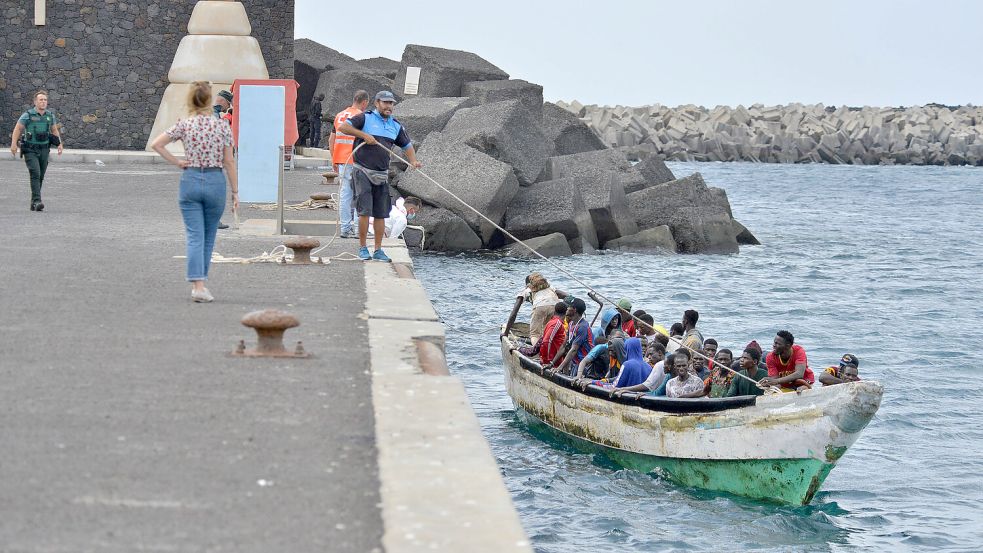 Flüchtlinge aus Westafrika kommen auf der Insel El Hierro an. Seit Wochen erreichen immer mehr Boote die spanische Insel. Foto: imago images/ABACAPRESS