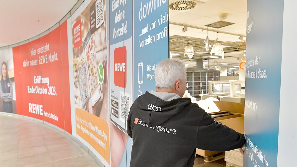 Im Carolinenhof in Aurich eröffnet bald ein Rewe-Markt. Wer hineinlugt, sieht Regale und Kartons. Fotos: Ortgies