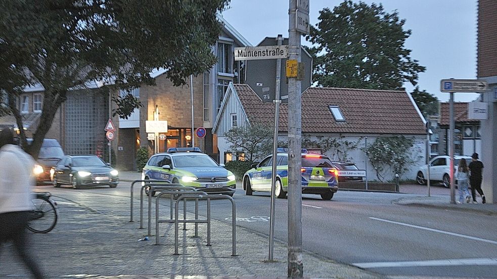 Die Polizei fuhr bei der vergangenen Auseinandersetzung zwischen zwei Gruppen, bei der auch Jugendliche dabei waren, mit mehreren Streifenwagen durch die Innenstadt. Foto: Wolters/Archiv