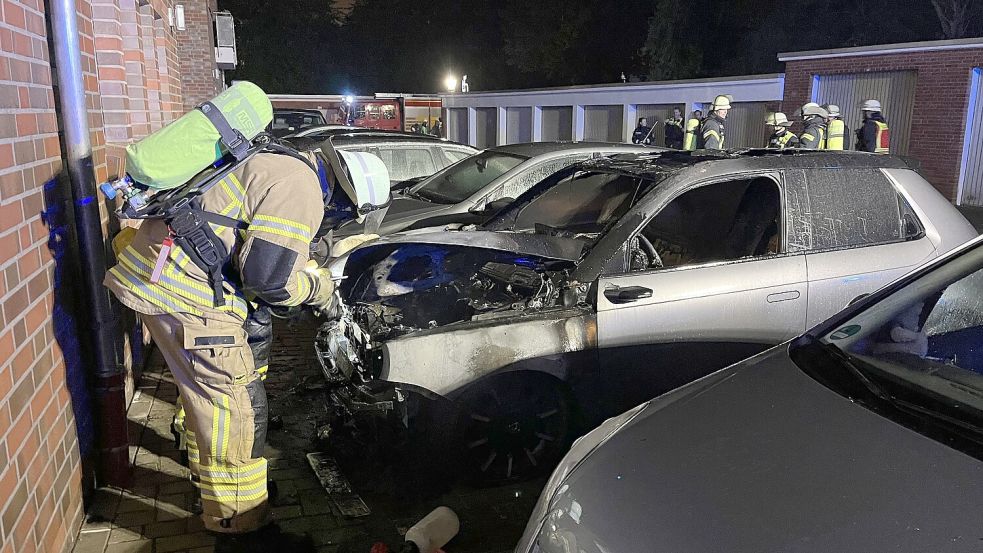 Das Auto wurde das Feuer zerstört. Foto: Feuerwehr