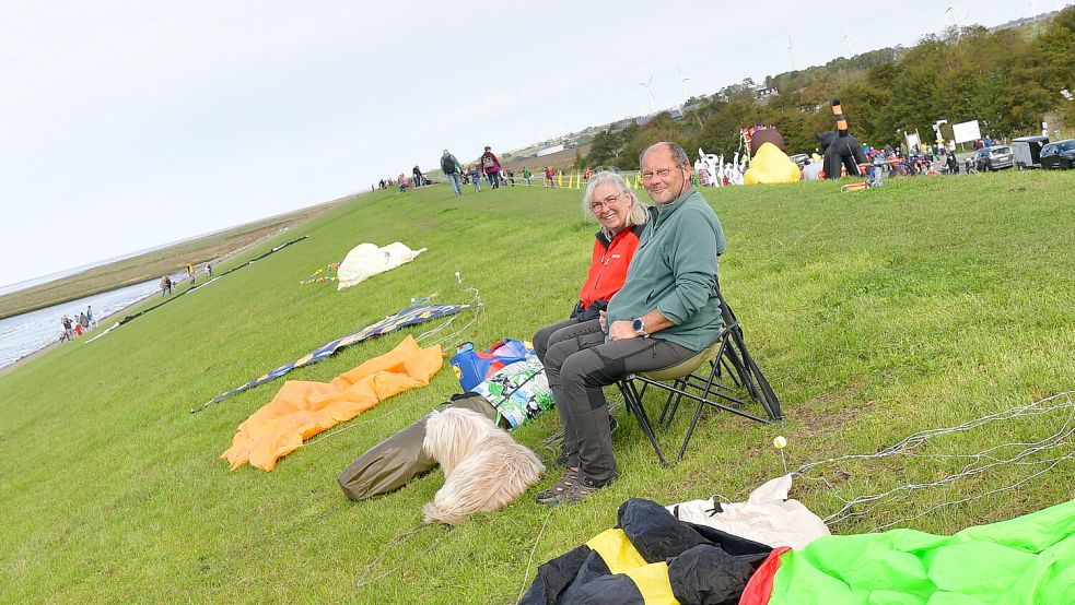 Nehmen es gelassen: Ilona Storre und Jens Thomas warten in ihren Campingstühlen auf mehr Wind.